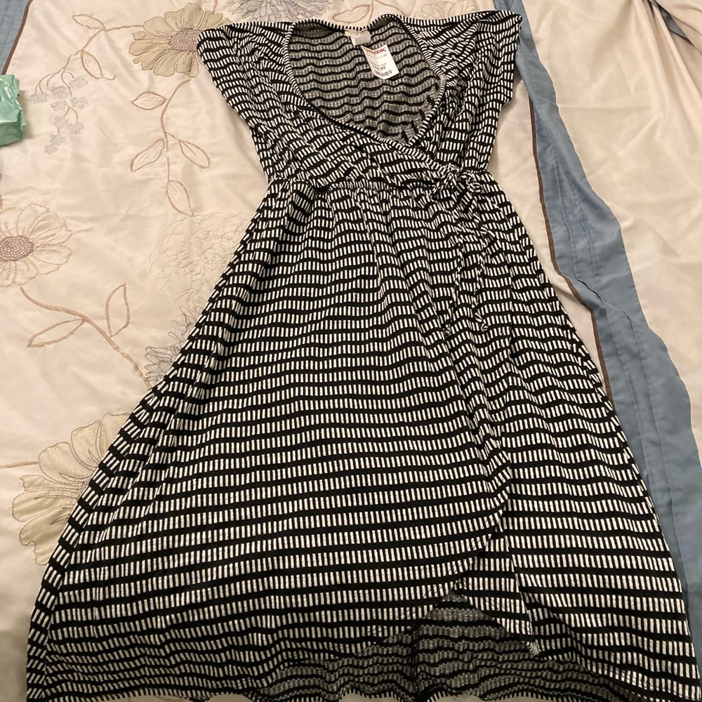 Black and white cap sleeve midi dress